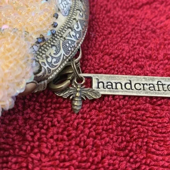 Noelle Piegsa- handcrafted Busy  as a Bee-eyeglass case - Picture 5 of 6